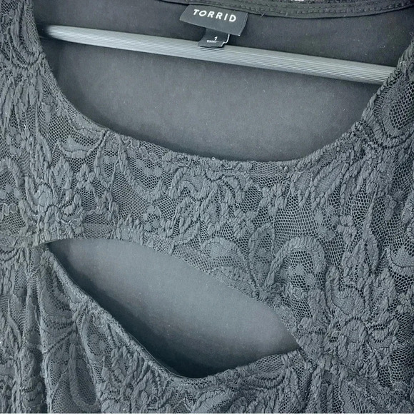 Torrid Womens Size 1 long sleeve cut out front top 1621 - Picture 7 of 9